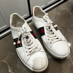 Authentic Gucci running shoes . sz 41